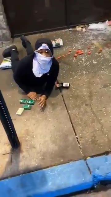 Asian store owner stops looter at gunpoint with an...