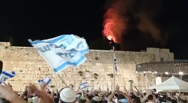 Dancing Israelis celebrating Al-Aqsa burning